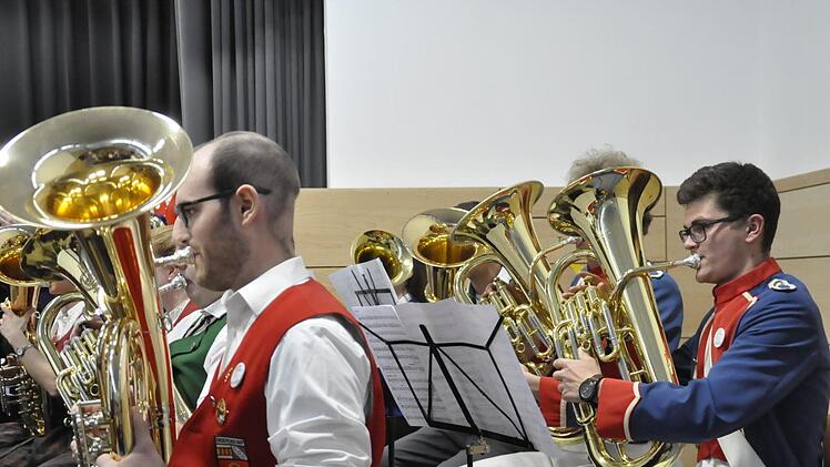 Mit einem mitreißenden Konzert begeisterten 71 Musiker des KJBO aus 31 Musikvereinen  die Zuhörer. Foto: Peter Klopf