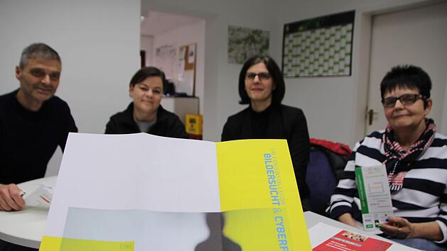 Bildersucht und Cyberflucht hei&szlig;t die Ausstellung, mit der Michael Thiem, Ulrike Reinhardt, Annette Lips und Luitgart Kern (von links) auf die Abh&auml;ngigkeit von Medien aufmerksam machen wollen.  Foto: Andreas Dorsch