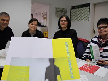 Bildersucht und Cyberflucht heißt die Ausstellung, mit der Michael Thiem, Ulrike Reinhardt, Annette Lips und Luitgart Kern (von links) auf die Abhängigkeit von Medien aufmerksam machen wollen.  Foto: Andreas Dorsch