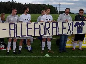 Die Spieler des SV Bergdorf-Höhn überraschten beim Relegationsspiel gegen den FC Bad Rodach in Weidach ihren leidgeprüften Stürmer Alexander Ehrlicher mit einem überdimensionalen Plakat. Der Rückhalt aus den eigenen Reihen sei nach seinem Fehlschuss gegen Neuensorg unbeschreiblich groß und wichtig für ihn, sagt der Betroffene.  Fotos: Timo Geldner