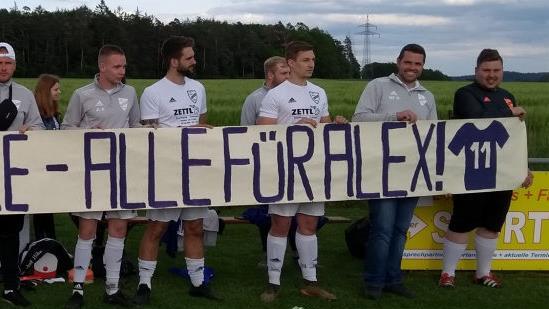 Die Spieler des SV Bergdorf-Höhn überraschten beim Relegationsspiel gegen den FC Bad Rodach in Weidach ihren leidgeprüften Stürmer Alexander Ehrlicher mit einem überdimensionalen Plakat. Der Rückhalt aus den eigenen Reihen sei nach seinem Fehlschuss gegen Neuensorg unbeschreiblich groß und wichtig für ihn, sagt der Betroffene.  Fotos: Timo Geldner
