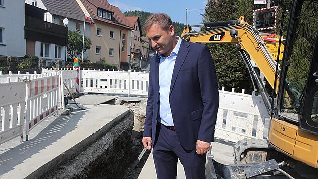 In den letzten Jahren war J&uuml;rgen Baumg&auml;rtner auch oft vor Ort, um sich ein Bild von den Sanierungsarbeiten an den Wasserleitungen zu machen. Foto: Veronika Schadeck
