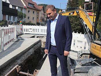 In den letzten Jahren war Jürgen Baumgärtner auch oft vor Ort, um sich ein Bild von den Sanierungsarbeiten an den Wasserleitungen zu machen. Foto: Veronika Schadeck