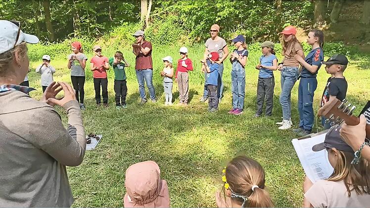 Die Wallenstadter Naturkinder singen zum Ende eines Treffens ihr traditionelles Abschlusslied.
