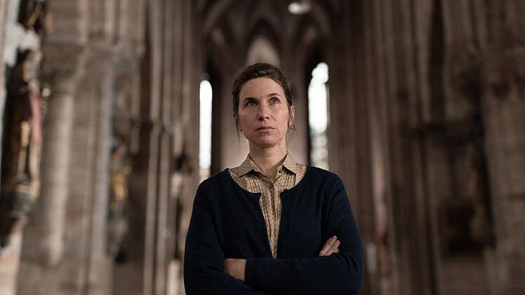Die Vikarin (Lisa Oertel) der Nürnberger Sebalduskirche war kurzzeitig mit dem ermordeten Andreas Schönfeld verlobt. Trotz der Trennung kann sie nur Gutes über ihn sagen.