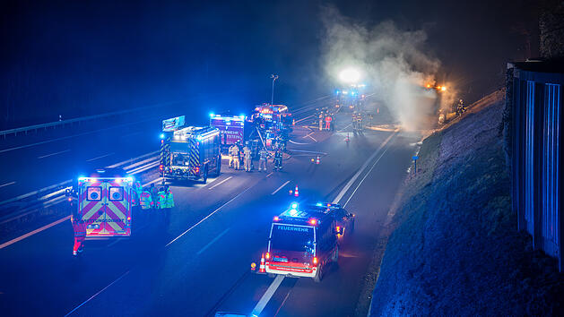 Jaguar geht bei geht bei Horrorcrash auf A9 im Kreis Roth in Flammen auf