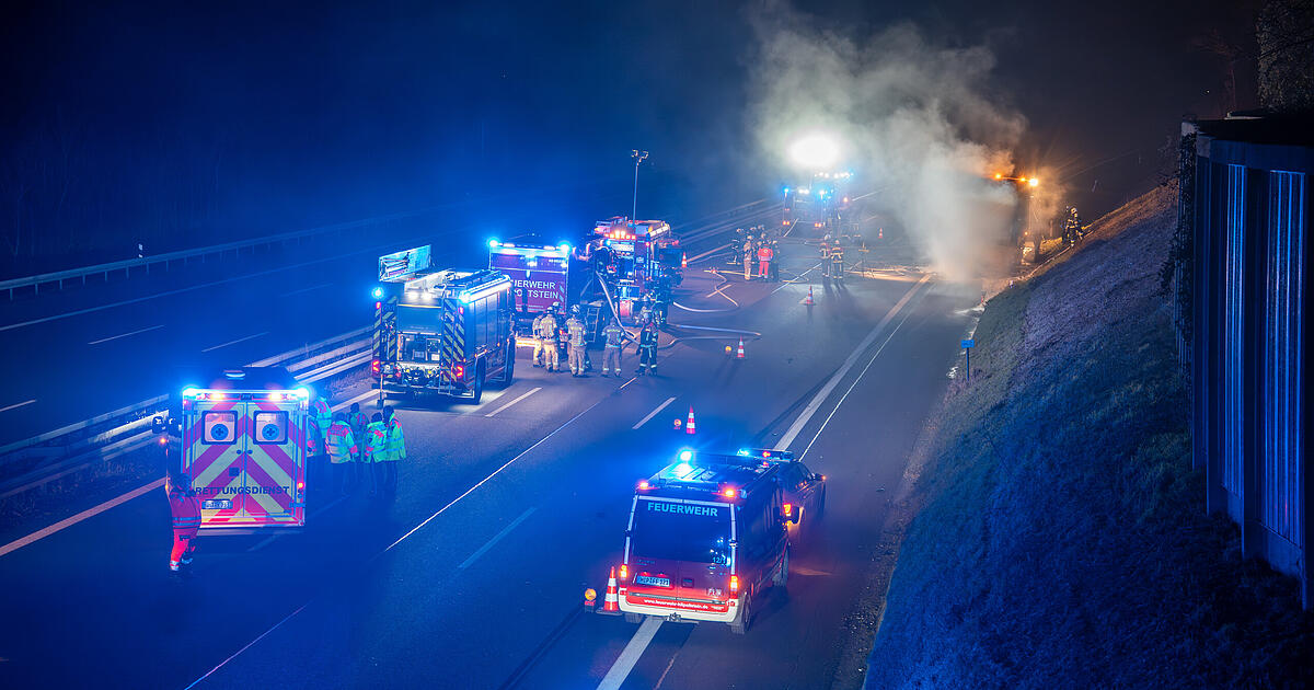 Roth district: Fatal person in Jaguar crash on A9 - | Police officers ...