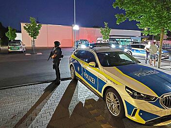 Gro&szlig;einsatz am Dienstagabend in W&uuml;rzburg: Die Polizei sucht einen Mann mit einer Waffe.
