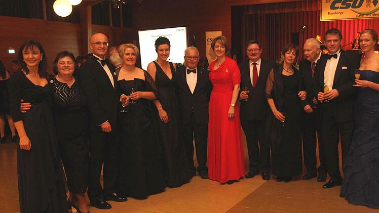 Blick in die Reihen der politischen Prominenz und ihrer Partner.