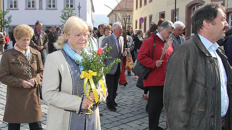 n einer feierlichen Prozession zogen die Gläubigen vom Stadtsteinacher Marktplatz in die Kirche ein.