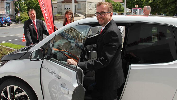 Gebietsdirektor Markus Lieb fährt künftig mit einem Elektroauto zu den Kunden. Im Hintergrund (von links): Ulli Förtsch und Kerstin Emrich von der Unternehmenskommunikation sowie Vorstandsvorsitzender Klaus-Jürgen Scherr. Foto: Friedwald Schedel