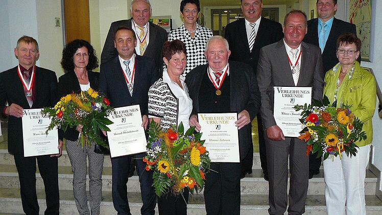 Die neuen Bürgermedaillenträger und die Ehrengäste. Fotos: Klaus-Peter Wulf