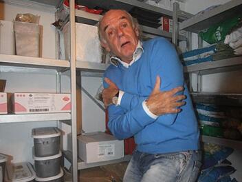 Für seinen Auftritt zugunsten des Höchstadter Eishockeyvereins trainert Klaus Karl-Kraus auch in der Kühlkammer. Foto: Michael Busch