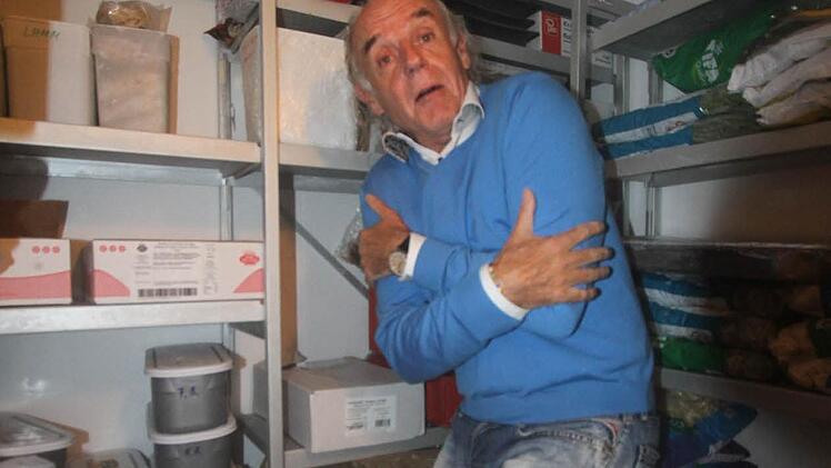 Für seinen Auftritt zugunsten des Höchstadter Eishockeyvereins trainert Klaus Karl-Kraus auch in der Kühlkammer. Foto: Michael Busch