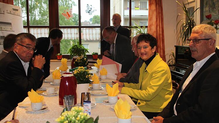 Architekt Hans-Hermann Drenske (hinten) stellt das Projekt vor. Foto: Stephan Tiroch