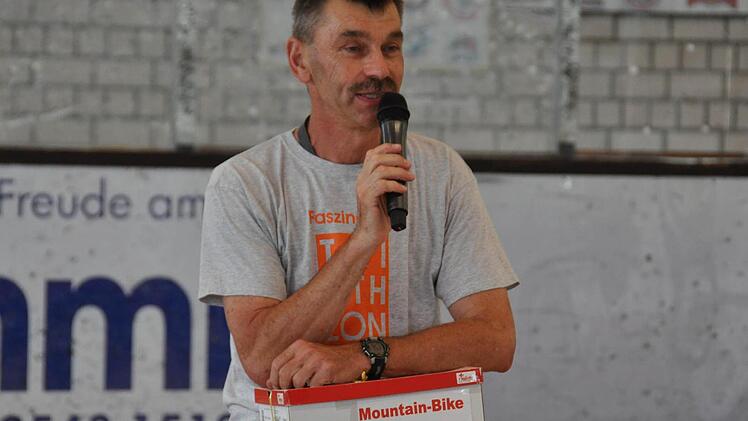 Cheforganisator Günther Dresel bei der Siegerehrung.