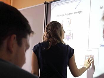Wisch und weg: Im Unterrichtsfach "Wohnen" der Berufsschulklasse an der Regens-Wagner-Förderschule werden Tätigkeiten am Whiteboard - eine Art überdimensionierter Touch-Computerbildschirm - nach "Müssen" und "Schön finden" sortiert.  Fotos: Anja Greiner