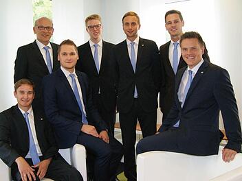 Über vier frisch gebackene Bankfachwirte und zwei Wirtschaftsfachwirte (IHK) freut sich VR-Vorstandssprecher Hans Beudert (von links): Tobias Köstler, Hans Beudert, Julian Ziegler, Johannes Weidner, Sandro Rauch, Julian Müller und Pascal Markart. Foto: Beatrix Lieb