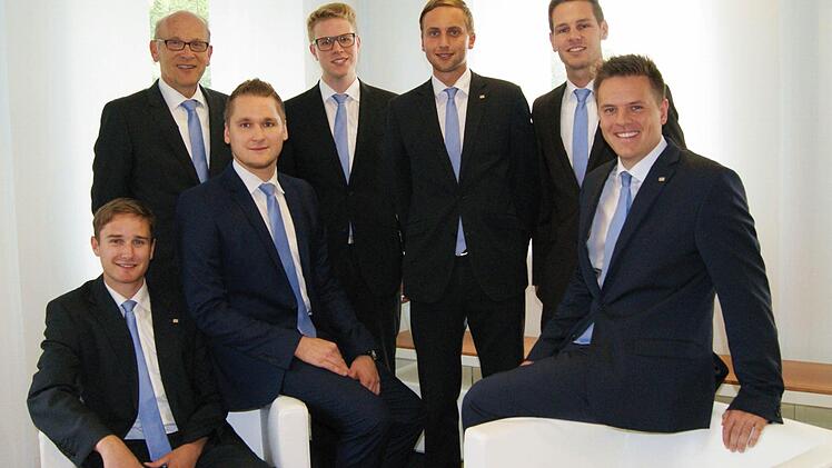 Über vier frisch gebackene Bankfachwirte und zwei Wirtschaftsfachwirte (IHK) freut sich VR-Vorstandssprecher Hans Beudert (von links): Tobias Köstler, Hans Beudert, Julian Ziegler, Johannes Weidner, Sandro Rauch, Julian Müller und Pascal Markart. Foto: Beatrix Lieb