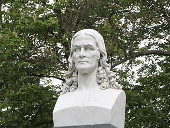 Markantes Denkmal Friedrich Rückerts im Coburger Stadtteil Neuses. Foto: Archiv/Jochen Berger