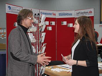 FT-Redakteur Tobias Kindermann redet mit Anna Ultsch über den Weg in den Journalismus.  Fotos: Andreas Schmitt