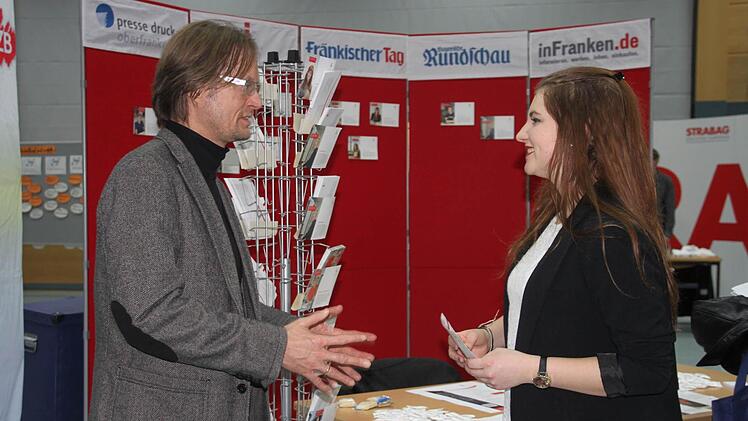 FT-Redakteur Tobias Kindermann redet mit Anna Ultsch über den Weg in den Journalismus.  Fotos: Andreas Schmitt
