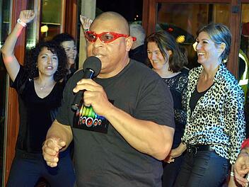In den Herzogenauracher Lokalen, wie hier im Caf&eacute; R&ouml;mmelt, wurde zur Livemusik ausgelassen getanzt.  Fotos: Dietmar Goblirsch