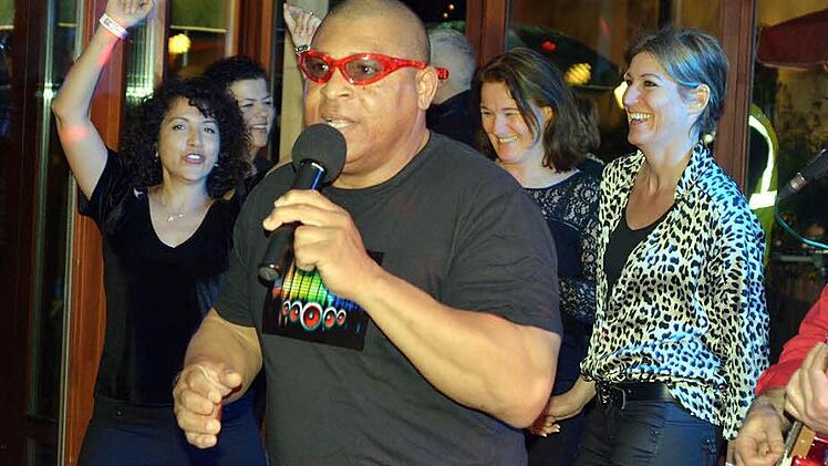 In den Herzogenauracher Lokalen, wie hier im Caf&eacute; R&ouml;mmelt, wurde zur Livemusik ausgelassen getanzt.  Fotos: Dietmar Goblirsch