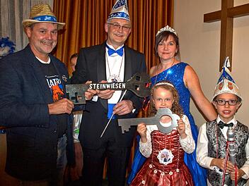Nun musste er die Schlüssel für das Rathaus abgeben. Bürgermeister Gerhard Wunder und die Prinzenpaare der neuen Faschingssaison. Kinderprinzenpaar Heidi I. und Hannes I., sowie das Prinzenpaar Sabine I. und Robert I. Foto: Susanne Deuerling