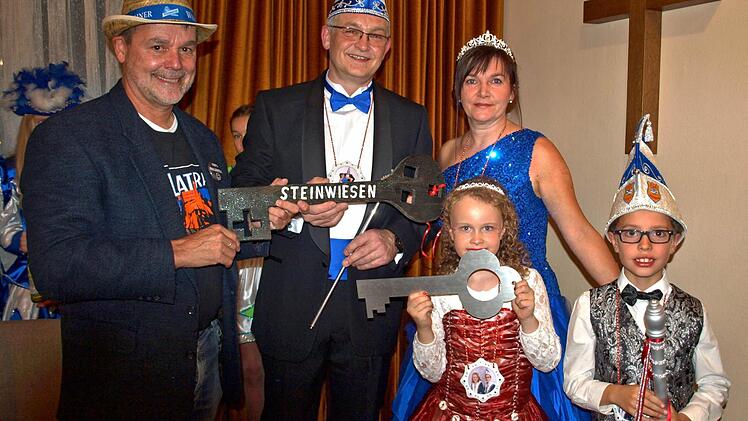 Nun musste er die Schlüssel für das Rathaus abgeben. Bürgermeister Gerhard Wunder und die Prinzenpaare der neuen Faschingssaison. Kinderprinzenpaar Heidi I. und Hannes I., sowie das Prinzenpaar Sabine I. und Robert I. Foto: Susanne Deuerling