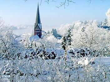 Im weißen Winterkleid präsentiert sich die historische Altstadt Lauenburgs von ihrer romantischen Seite. Foto: djd/Stadt Lauenburg/Elbe