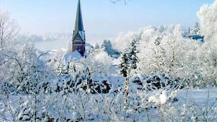 Im weißen Winterkleid präsentiert sich die historische Altstadt Lauenburgs von ihrer romantischen Seite. Foto: djd/Stadt Lauenburg/Elbe