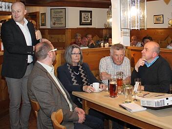 Bürgermeister Schwarzmann (l.) bei der Bürgerversammlung Foto: Carmen Schwind