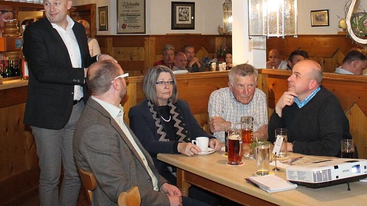 Bürgermeister Schwarzmann (l.) bei der Bürgerversammlung Foto: Carmen Schwind