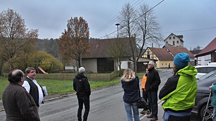 Mit Blick auf die Gemeindescheune (hinten links) stellten Bürgermeister Hermann Niediek (2. von links) und die Teilnehmer der Begehung in Birkach fest, dass diese eine Ertüchtigungsmaßnahe erhalten sollte.Helmut Will