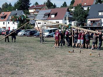 Bei den Falkendorfer Ortsburschen waren Muskeln gefragt.  Fotos: Richard Sänger