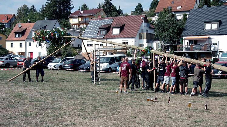 Bei den Falkendorfer Ortsburschen waren Muskeln gefragt.  Fotos: Richard Sänger