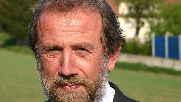 Altlandrat Reinhardt Glauber 2001 bei einem Termin in Streitberg vor der Kulisse der Ruine Neideck, die er sanieren und zu einem Arch&auml;ologiepark umbauen lie&szlig;.