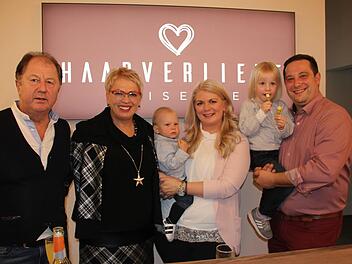 Die Familie Carola Beez und ihr Team  setzt mit der Eröffnung von "Haarverliebt" neue Akzente in Kulmbach. Im Bild von links: Michael und Carola Beez sowie Christina und Andre Schneider mit ihren beiden Kindern.   Foto: Veronika Schadeck