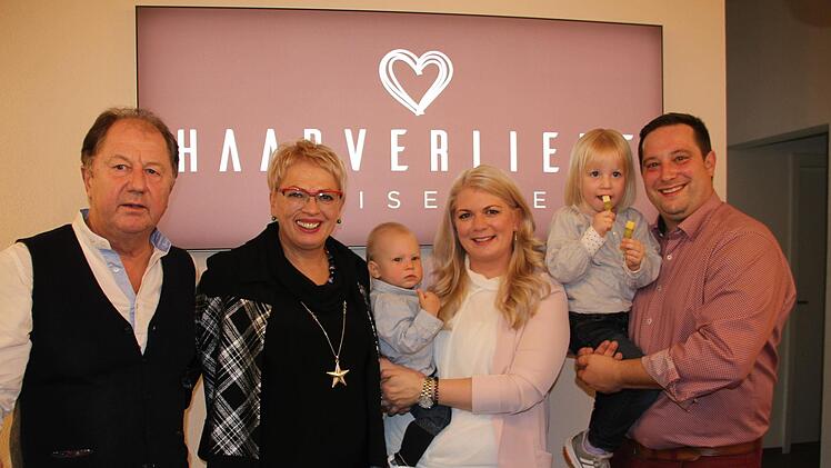 Die Familie Carola Beez und ihr Team  setzt mit der Eröffnung von "Haarverliebt" neue Akzente in Kulmbach. Im Bild von links: Michael und Carola Beez sowie Christina und Andre Schneider mit ihren beiden Kindern.   Foto: Veronika Schadeck