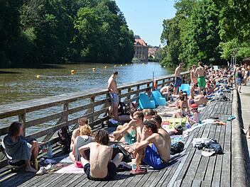 Die Bamberger geben die Hoffnung, die Sonne im Hainbad zu genießen, nicht auf. Mit Saisonkarten kann man jetzt für die Theatergruppen der Stadt etwas Gutes tun. Symbolfoto: Ronald Rinklef