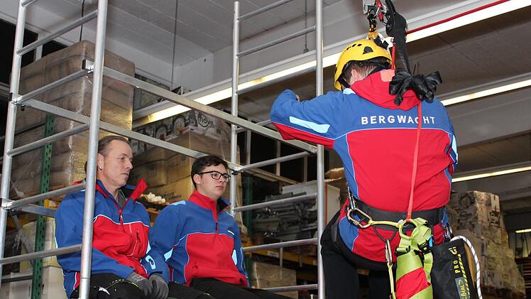 Florian Lemnitzer (rechts) wird langsam zum Sessellift hinabgelassen. Cindy D&ouml;tschel