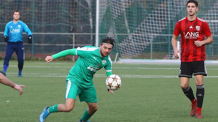 Der Neudrossenfelder Stefan Kolb jagt dem Ball hinterher.  Foto: Monika Limmer