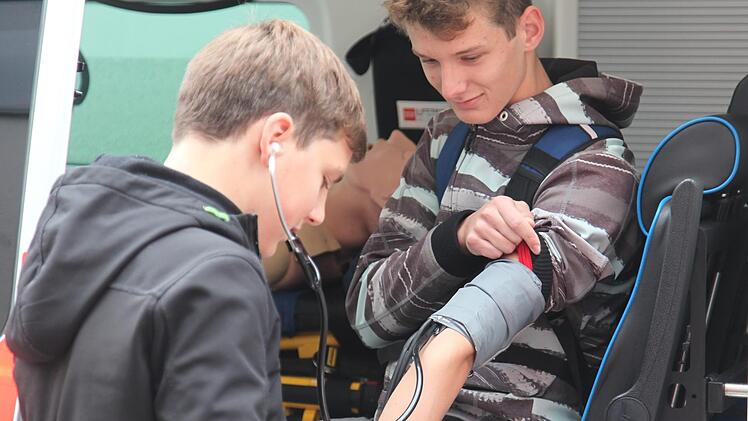 Beim Blutdruckmessen &uuml;ben die Sch&uuml;ler den Umgang mit Blutdruckmanschette und Stethoskop. Michael Will/BRK