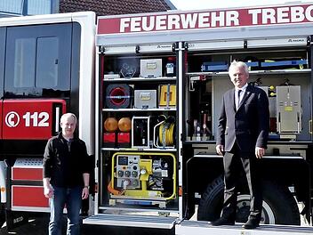 Jugendwart Jochen Lauterbach, Bürgermeister Werner Diersch und Kommandant Christian Diersch (von links) mit dem neuen LF 10 vor dem Trebgaster Feuerwehrhaus Foto: Dieter Hübner