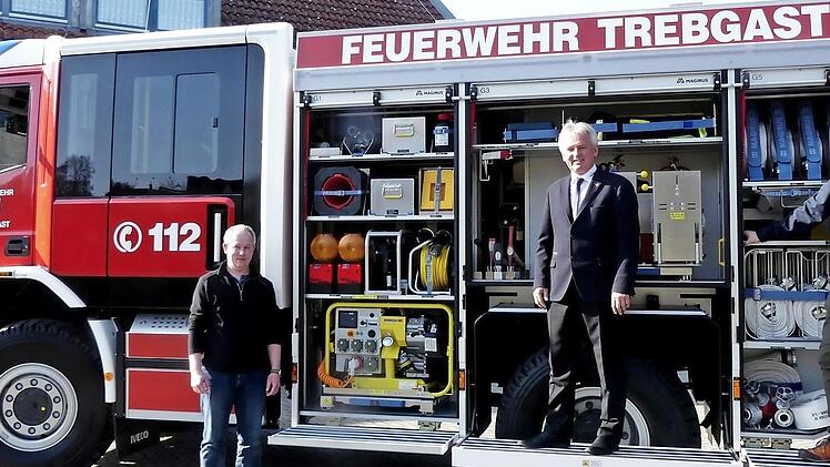 Jugendwart Jochen Lauterbach, Bürgermeister Werner Diersch und Kommandant Christian Diersch (von links) mit dem neuen LF 10 vor dem Trebgaster Feuerwehrhaus Foto: Dieter Hübner