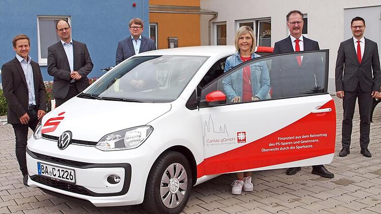 Jan Gungl, Benjamin Schmidt, Matthias Ohlms und Heidi Eschenbacher-Müller bedankten sich herzlich beim Vorstandsvorsitzenden Martin Faber und Stefan Schneyer (von links) für die Spende. Foto: Alfred Thieret