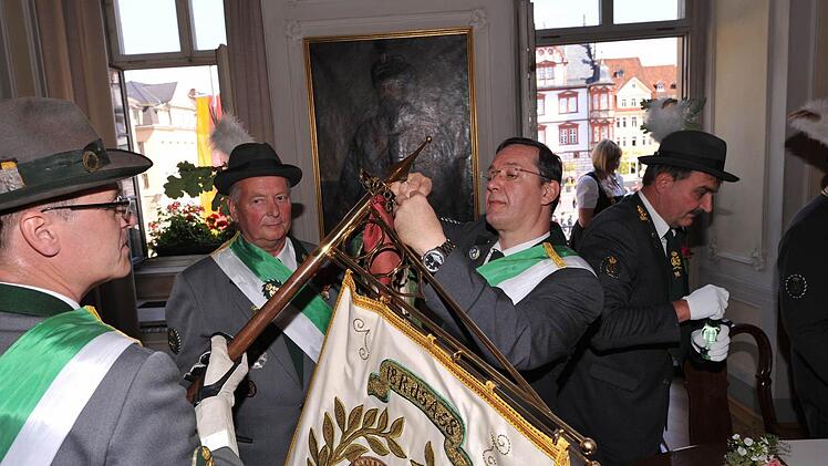 Fahnenabholung im Rathaus Foto: Hagen Lehmann