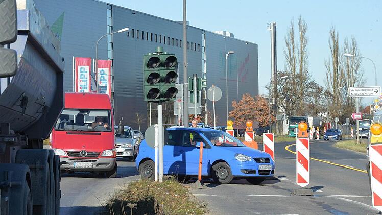 Falsch abgebogen am Berliner Ring: Verkehrsteilnehmer sind am Montag den Baufahrzeugen hinterhergefahren und landeten auf der Baustelle. Von dort mussten sie sich einen Weg zurück auf die reguläre Fahrbahn suchen.  Foto: R. Rinklef