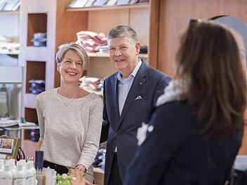 Berater k&ouml;nnen dem Kunden Empfehlungen geben und ihm auch sagen, wie gut ihm ein Sakko steht: Diese Qualit&auml;t zeichnet den innerst&auml;dtischen Einzelhandel aus, sagen Karin und Manfred Ptok. Foto:Hagen Lehmann